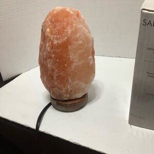 Natural Himalayan salt lamp. New in the box never opened..